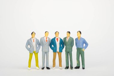 Şekil minyatür işadamı ya da küçük insanların yatırımcı ve office çalışan Sekreter para ve mali iş ekip çalışması kavramı fikri için beyaz arka plan üzerinde Grup.