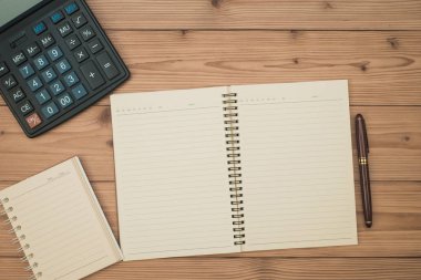 Ofis, banka donatımı veya office iş gerekli araçları öğeleri ahşap masa işyeri, kalem defter ile ve hesap makinesi ile kopya alanı, üstten görünüm