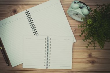 Ofis, banka donatımı veya office iş gerekli araçları öğeleri ahşap masa işyeri, kalem defter ile ve çalar saat ile kopya alanı, üstten görünüm