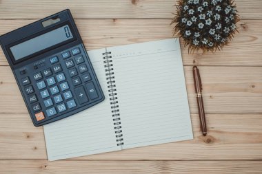 Ofis, banka donatımı veya office iş gerekli araçları öğeleri ahşap masa işyeri, kalem defter ile ve hesap makinesi ile kopya alanı, üstten görünüm