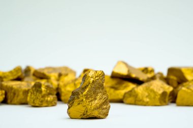 Altın nuggets veya altın cevheri beyaz arka plan, değerli taş ya da şişlik, altın taş, mali ve iş kavramı fikri üzerine izole yığını.