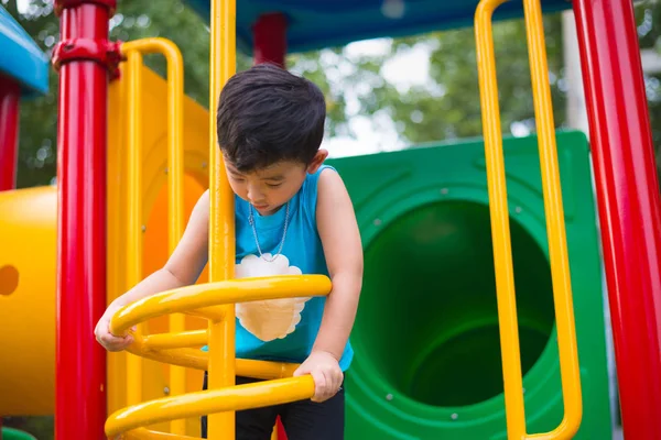 Actieve Aziatische Jongen Spelen Klimmen Metalen Spiraal Werf Schoolplein Kinderen — Stockfoto