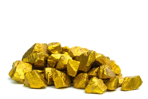Altın nuggets veya beyaz arka plan, kıymetli taş veya yumru altın taş, mali ve iş kavramı fikri altın cevheri yığını.