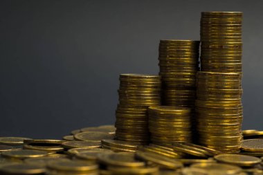 Sikke, sikke karanlık odada, kavram fikir bankacılık iş bir grafik olarak düzenlenmiş yığınları sütunları artan tasarruf,