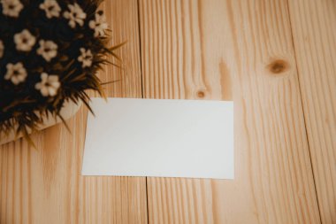 Boş kartvizit ve küçük dekoratif ahşap çalışma masa kopya alanı olan beyaz vazoyu ağacında metin kimliği ve logo, iş şirket kavramı fikri ekleyin.