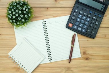 Ofis, banka donatımı veya office iş gerekli araçları öğeleri ahşap masa işyeri, kalem defter ile ve hesap makinesi ile kopya alanı, üstten görünüm