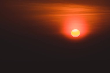 Turuncu günbatımı gökyüzü arka plan, geniş ufuk gökyüzü ve deniz deniz manzarası rahatlatıcı doğal portakal gündoğumu.