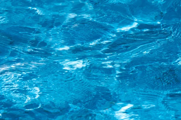 Superficie Agua Limpia Ondulada Azul Brillante Piscina Con Reflejo Solar — Foto de Stock