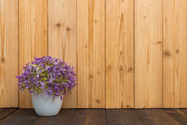 Küçük dekoratif ağacı ahşap üzerine beyaz cam aranjman