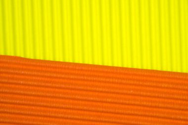 Sarı ve turuncu oluklu kağıt dokusu, arka plan için kullanın. kopya alanı için canlı renkli metin veya nesne eklemek.