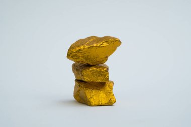 Altın nuggets veya altın cevheri beyaz arka plan, değerli taş ya da şişlik, altın taş, mali ve iş kavramı fikri üzerine izole yığını.