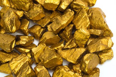 Altın nuggets veya beyaz arka plan, kıymetli taş veya yumru altın taş, mali ve iş kavramı fikri altın cevheri yığını.