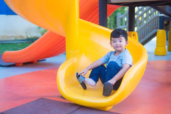 Niño Asiático Jugando Diapositiva Patio Recreo Bajo Luz Del Sol — Foto de Stock