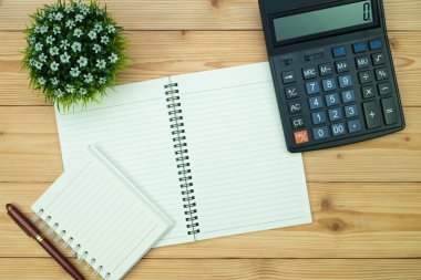 Ofis, banka donatımı veya office iş gerekli araçları öğeleri ahşap masa işyeri, kalem defter ile ve hesap makinesi ile kopya alanı, üstten görünüm