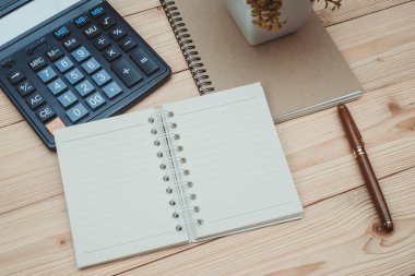 Ofis, banka donatımı veya office temel araçları öğelerini çalışma alanı, kalem defter ile ve hesap makinesi kopya alanı ile ahşap masa
