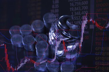 Borsa ekran grafik kartı ve mum sopa mali iş ve yatırımcı analiz kavramı fikir için para yığınının çift pozlama.