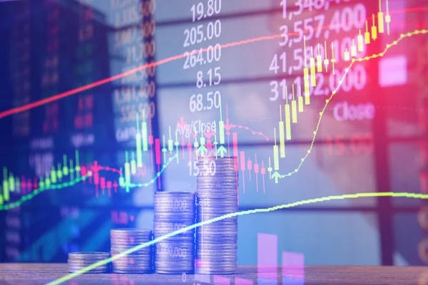 Doppelbelichtung Des Münzstapels Mit Börsenbildschirmdiagramm Und Kerzenständer Für Finanzgeschäfte Und — Stockfoto