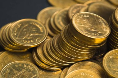 Sikke, sikke karanlık odada, kavram fikir bankacılık iş bir grafik olarak düzenlenmiş yığınları sütunları artan tasarruf,