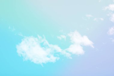 Tatlı pastel renkli bulut ve gökyüzü güneş ışığı, ile yumuşak bulutlu degrade pastel renk arka plan ile. Yaz konsepti.