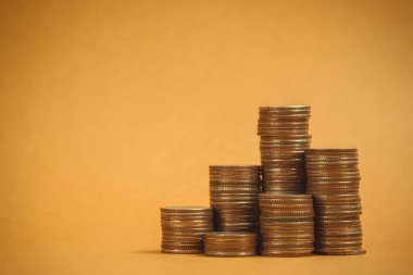 Sütunları sikke, sikke kahverengi zemin, iş ve finansal kavram fikir yığınları.
