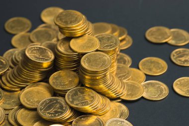 Sikke, sikke karanlık odada, kavram fikir bankacılık iş bir grafik olarak düzenlenmiş yığınları sütunları artan tasarruf,