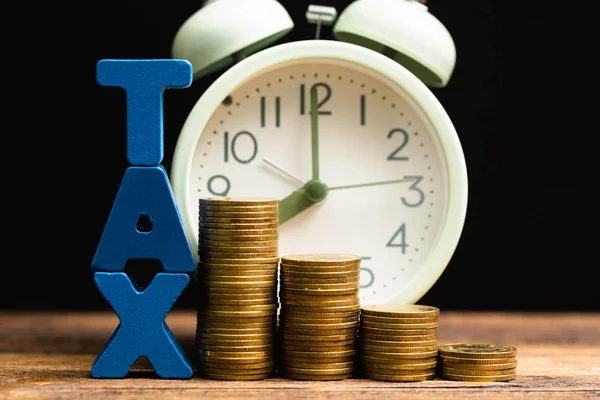 Hora Pagar Conceito Tax Alfabeto Tax Com Pilha Moeda Despertador — Fotografia de Stock