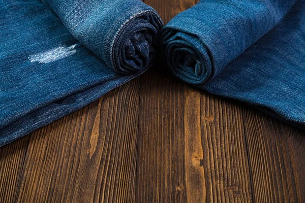 Roll Frayed Jeans Colección Vaqueros Azul Sobre Fondo Mesa Madera — Foto de Stock