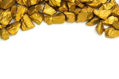 Altın nuggets veya beyaz arka plan, kıymetli taş veya yumru altın taş, mali ve iş kavramı fikri altın cevheri yığını.