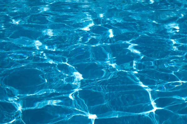 Bleu Lumineux Ondulation Surface Eau Propre Dans Piscine Avec Réflexion — Photo