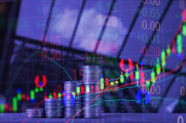 Adım para yığınının en iyi ahşap çalışma masa ile şehir ve arka plan, iş ve finansal kavram fikir ofis binası.