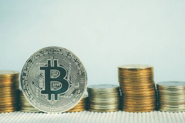 Bitcoin dijital para ve para para yığını, Cryptocurrency para Finans ve iş kavramı fikri closeup.