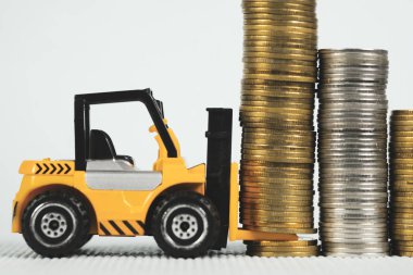 Mini forklift kamyon sikke yığını, işletme finansı ve endüstriyel kavram fikir bankacılık ile.