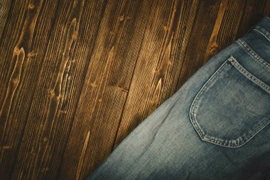 Kaba kara tahta günü yıpranmış kot pantolon ya da kot denim koleksiyonu