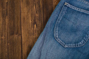 Kaba kara tahta günü yıpranmış kot pantolon ya da kot denim koleksiyonu