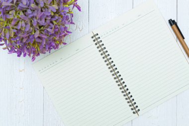 Boş defter kağıt ve kalem ahşap, en iyi görünüm.