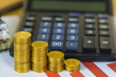 Sikke yığını ve wo hesap makinesi ile mali milimetrik kağıt levha