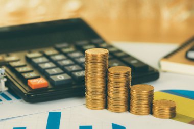 Sikke yığını ve wo hesap makinesi ile mali milimetrik kağıt levha