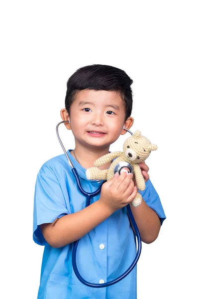 Sorrindo criança asiática em azul uniforme médico segurando estetoscópio é — Fotografia de Stock