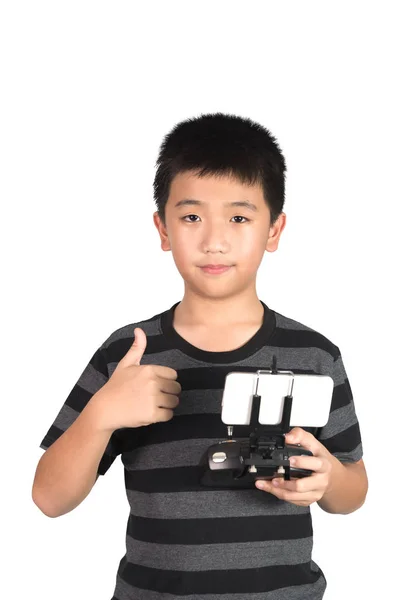 亚洲男孩拿着无线电遥控直升机, 无人机或 — 图库照片