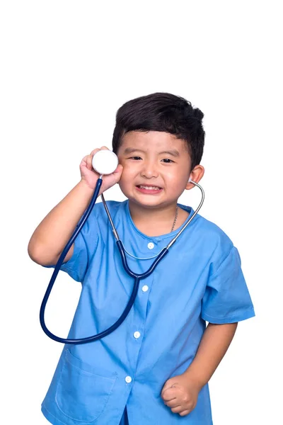 Sorrindo criança asiática em azul uniforme médico segurando estetoscópio é — Fotografia de Stock