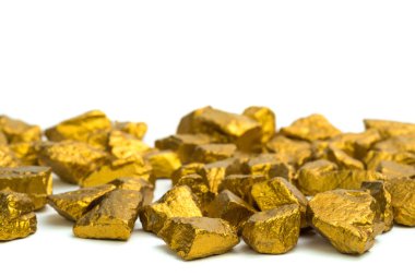 Altın nuggets veya beyaz arka planda, değerli altın cevheri yığını