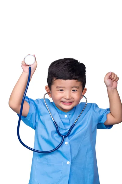 Sorrindo criança asiática em azul uniforme médico segurando estetoscópio é — Fotografia de Stock