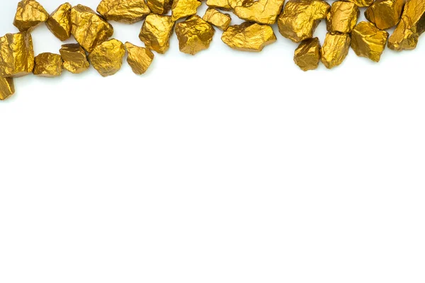 Un mucchio di pepite d'oro o minerale d'oro su sfondo bianco, prezioso — Foto Stock