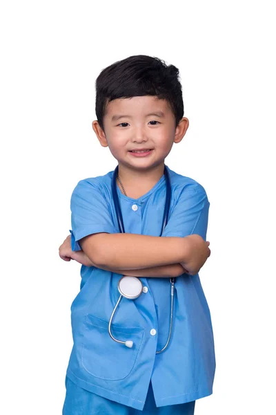 Sonriente asiático niño en azul médico uniforme celebración estetoscopio es — Foto de Stock