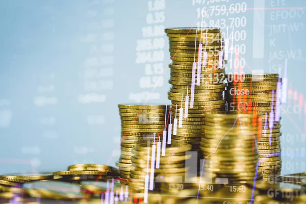 Doppelbelichtung von Münzstapel mit Börsenbildschirm-Boa — Stockfoto