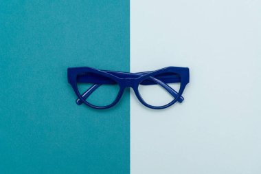 Üst görünüm düz yatıyordu, pastel Kağıt arka modern mavi göz gözlükleri