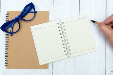Adam el yazma, boş sayfa defter kağıt kalemle, cam