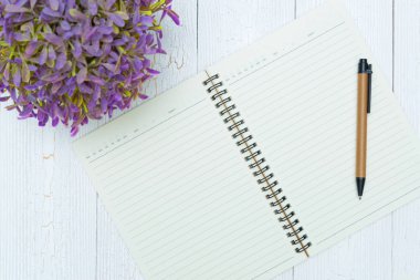 Boş defter kağıt ve kalem ahşap, en iyi görünüm.