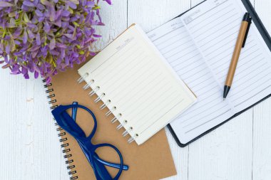 Boş defter kağıt ve kalem ve kırtasiye, t ile gözlük