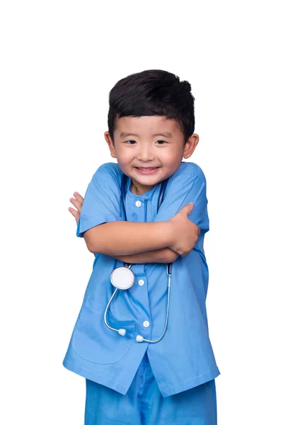 Sonriente asiático niño en azul médico uniforme celebración estetoscopio es — Foto de Stock